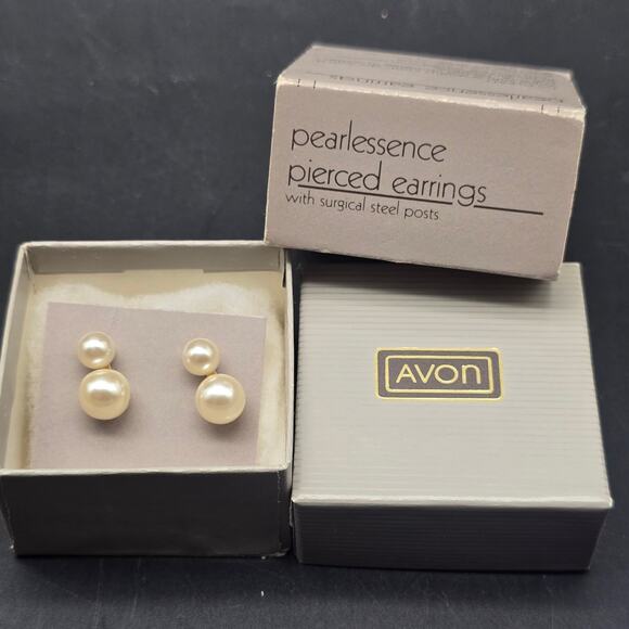 Avon 1989 Pearlessence Earrings In Box Faux Pearl Stud Pierced Classic Timeless - Picture 1 of 8